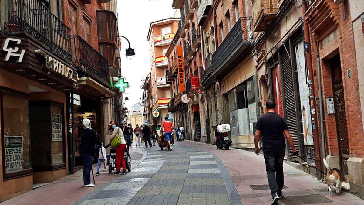 Ciudadanos con mascarilla por el centro de Benavente.