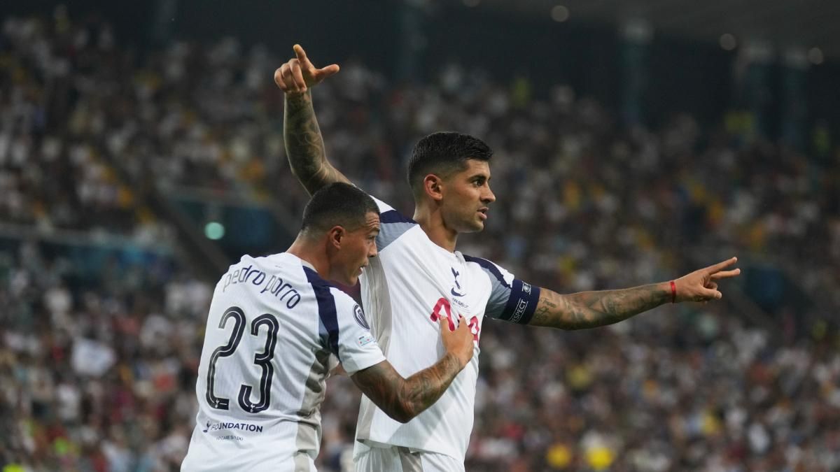 El Cuti Romero celebra su gol ante el PSG junto a Pedro Porro