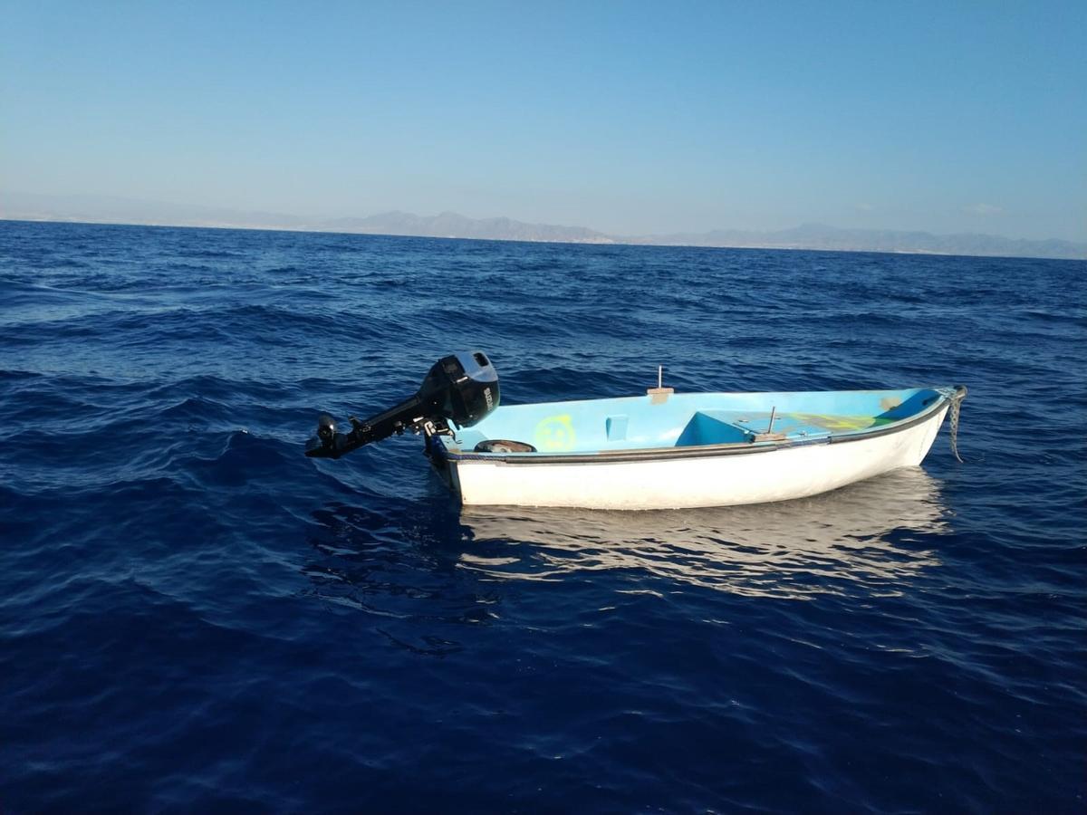 Una patera abandonada frente a la costa de Cartagena (imagen de archivo).