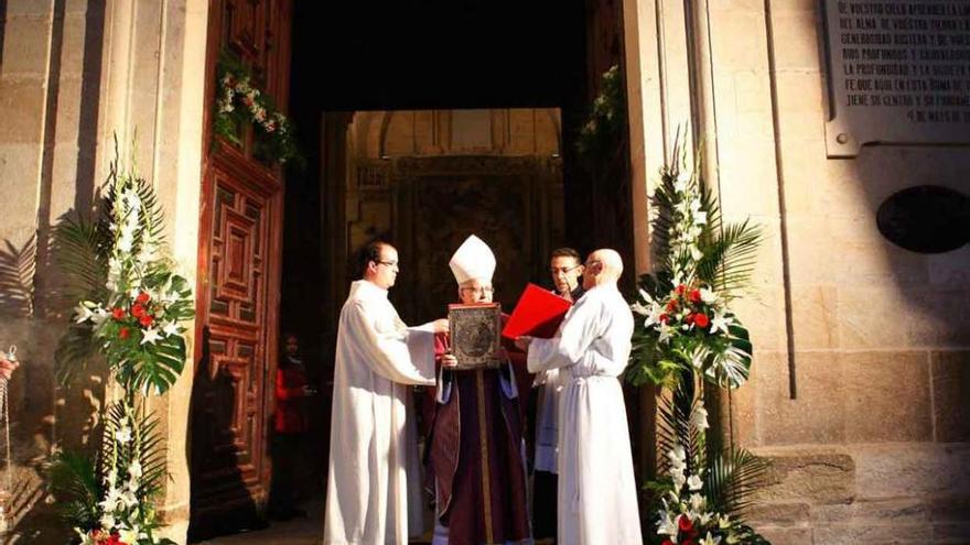 El obispo Gregorio Martínez en el acto de apertura de la Puerta de la Misericordia.