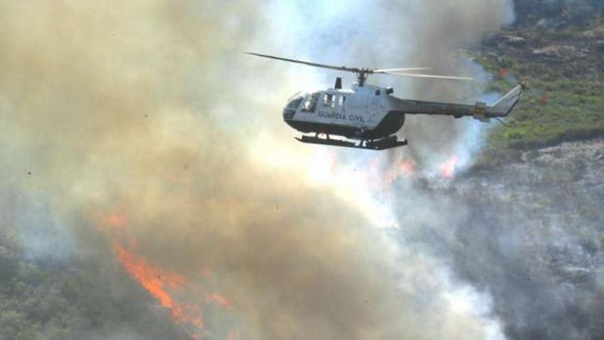 Un helicóptero de la Guardia Civil sobrevuela un incendio en Galicia. / la opinión