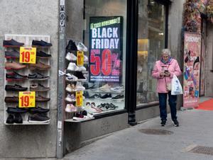 Una mujer pasa por delante de una tienda.