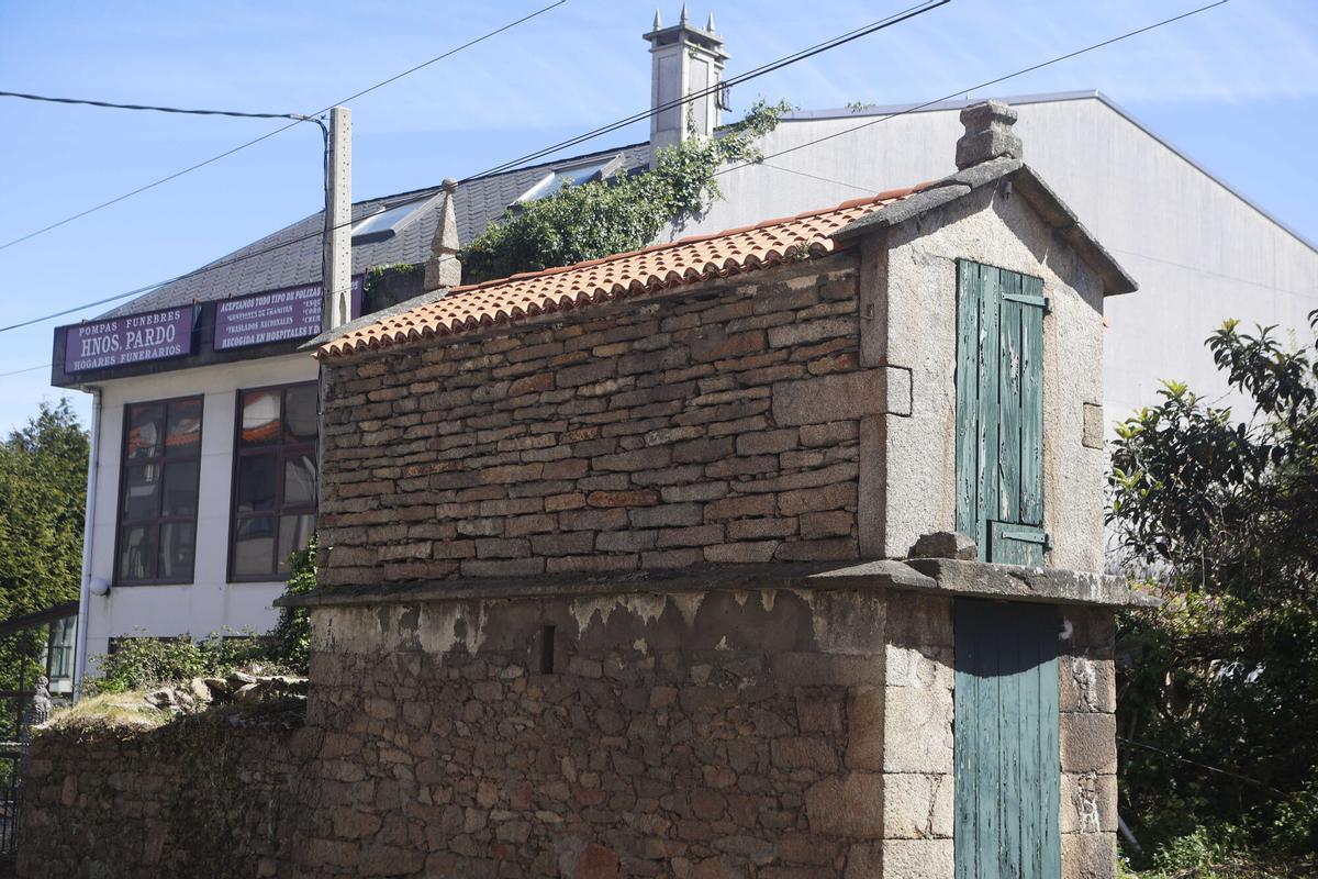 Hórreo en el Martinete, Viñas, que se sitúa dentro de una zona con fuertes tensiones urbanísticas