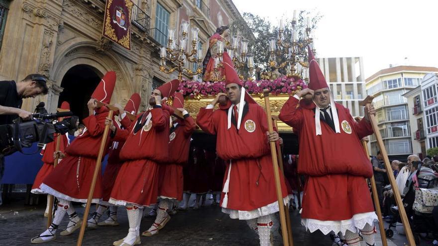 Los nazarenos a su paso por la plaza del Cardenal Belluga, en la Semana Santa de 2015.