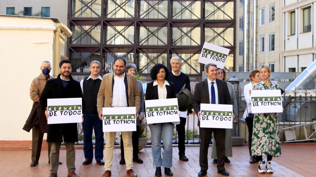 Representants de diverses entitats agrupades en la iniciativa &#039;Escola de tothom / Escuela de todos&#039; per demanar que es compleixi la sentència del TSJC