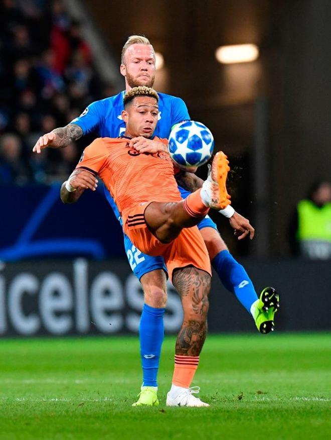 Memphis Depay es una pieza fundamental en  el Olympique Lyon habiendo disputado 143 partidos. Memphis Depay del Olympique Lyon controla el balón ante Kevin Vogt del Hoffenheim durante el partido de la UEFA  Champions League disputado en SInsheim, 23