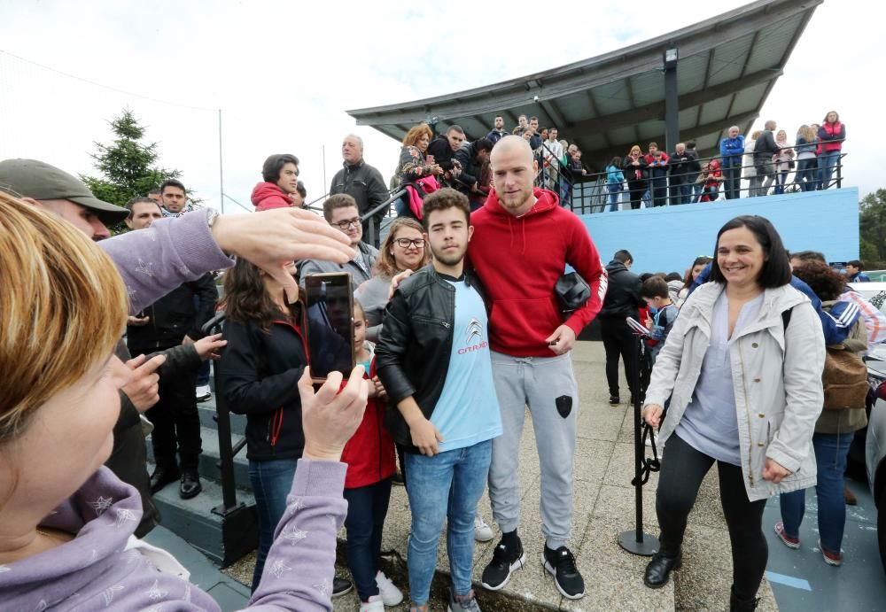 Las gradas de A Madroa se llenan de aficionados en el primer entrenamiento a puerta abierta del Celta después de caer eliminado ante el Manchester United