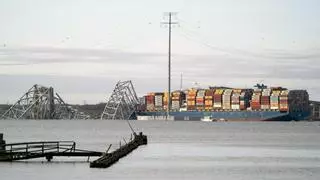 Un barco choca contra un puente en Baltimore y lo derrumba: hay seis desaparecidos