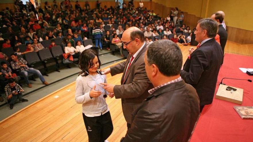 Un instante de la entrega de los premios escolares de pintura "Mestre Laxeiro", ayer, en el Auditorio Municipal de Lalín. // Bernabé/Luismy