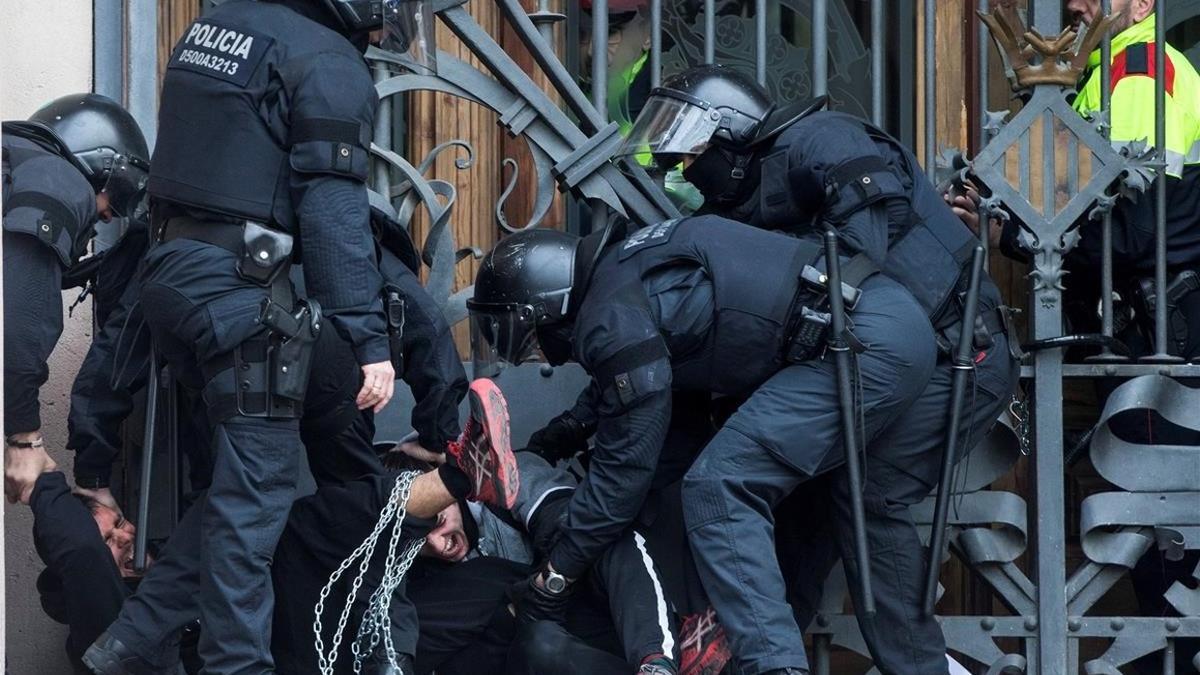 zentauroepp42277499 graf7767  barcelona  23 02 2018   agentes de los mossos d es180904175904