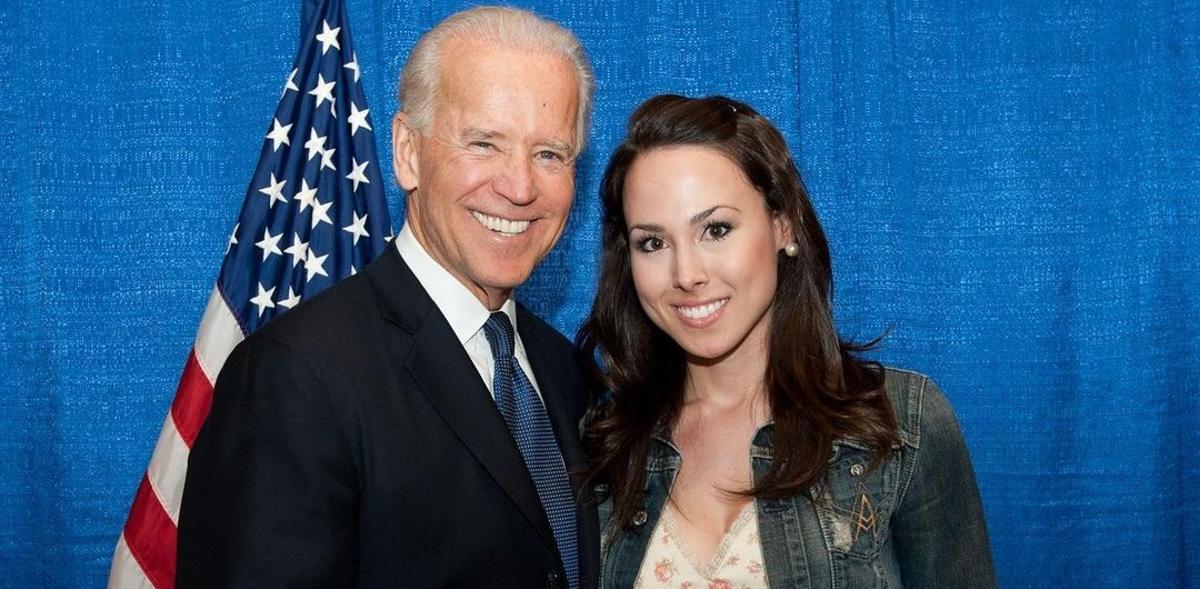 Meena Harris, en un encuentro con Joe Biden.