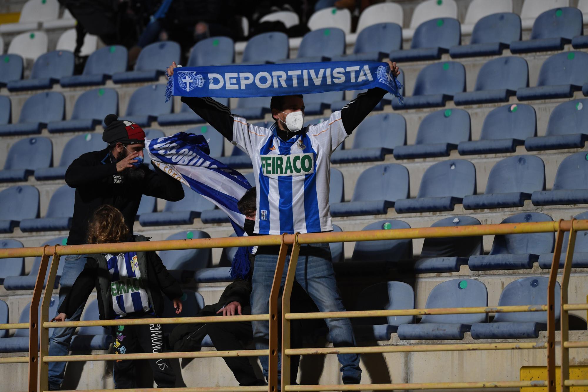 Fiesta blanquiazul en la grada del Reino León tras ganarle 2-3 el Deportivo a la Cultural