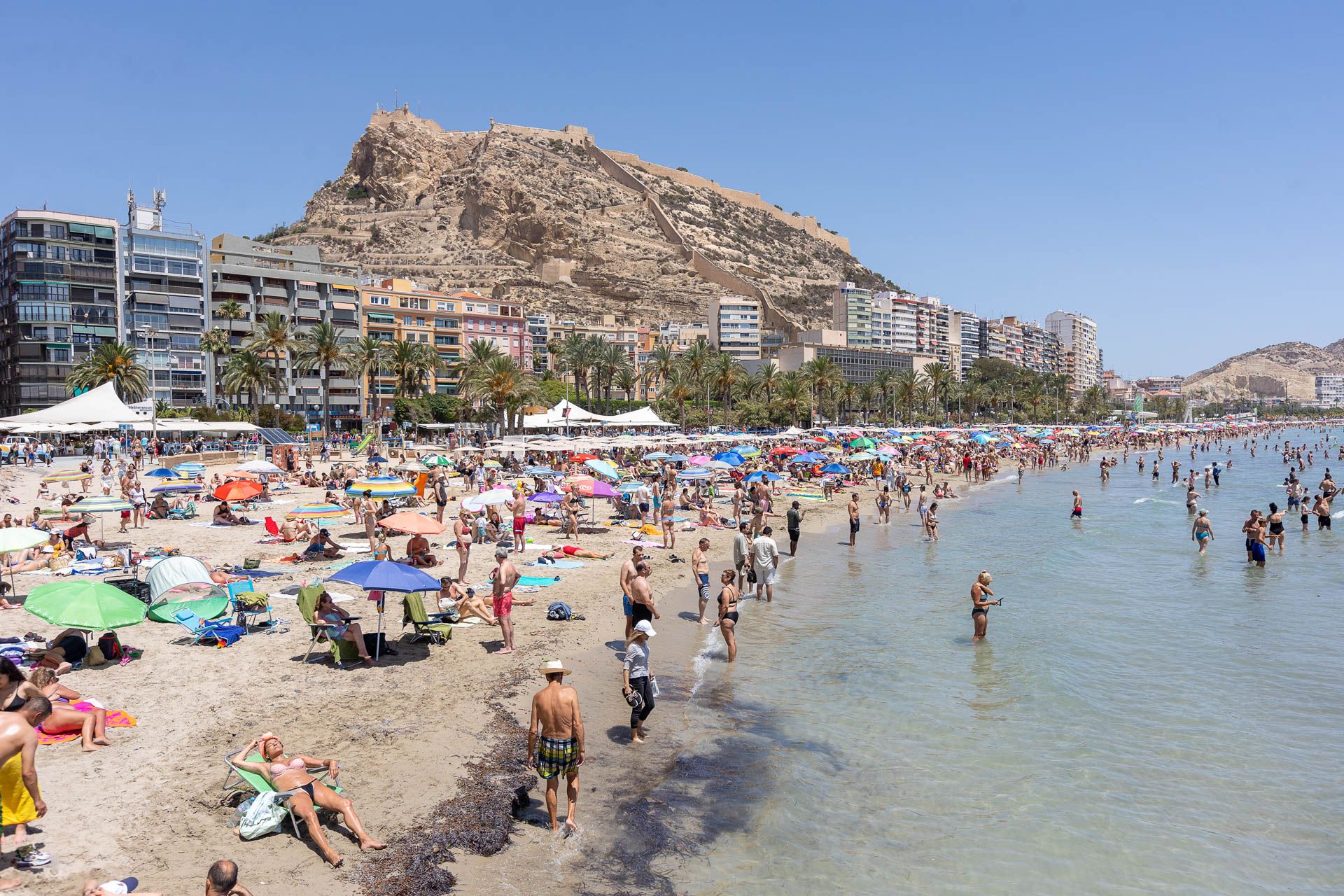 Junio se despide con las playas llenas