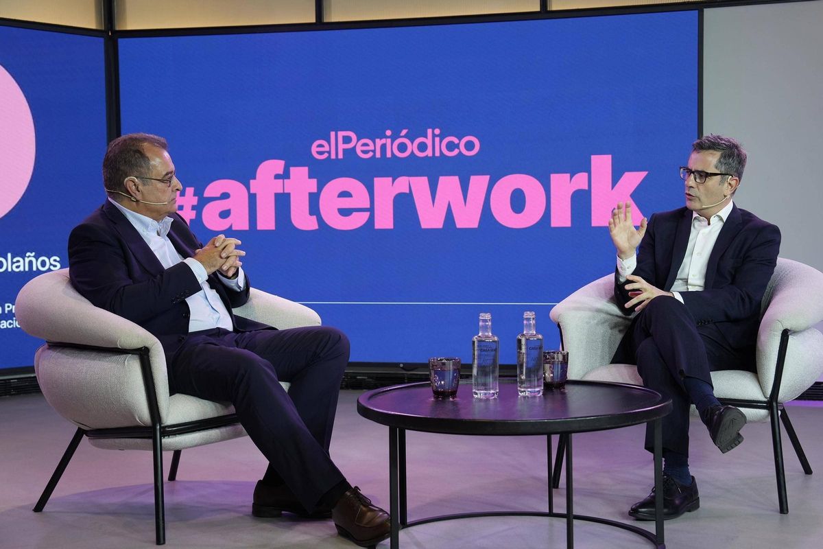 El director de EL PERIÓDICO, Albert Sáez, y el ministro Félix Bolaños, en el Afterwork celebrado este jueves