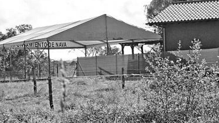 La carpa municipal, junto a la casa de María Jesús Alonso, en Villa (Nava).