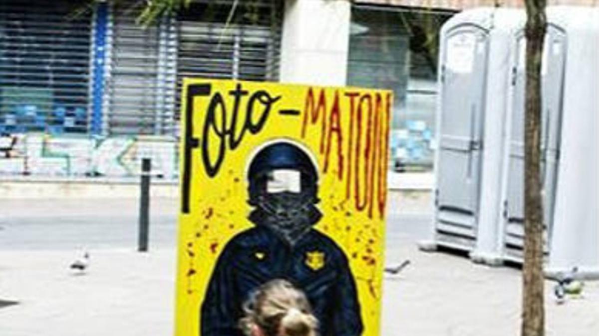 Los Mossos retiran un decorado por su cuenta