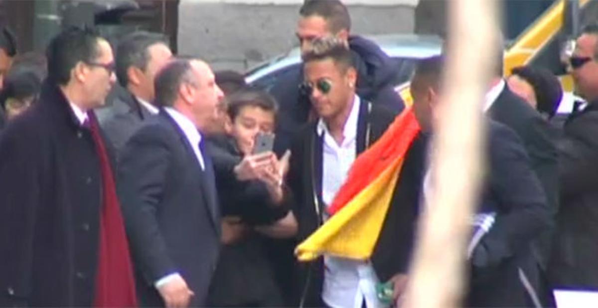 Neymar firmó autógrafos en su llegada a la Audiencia Nacional