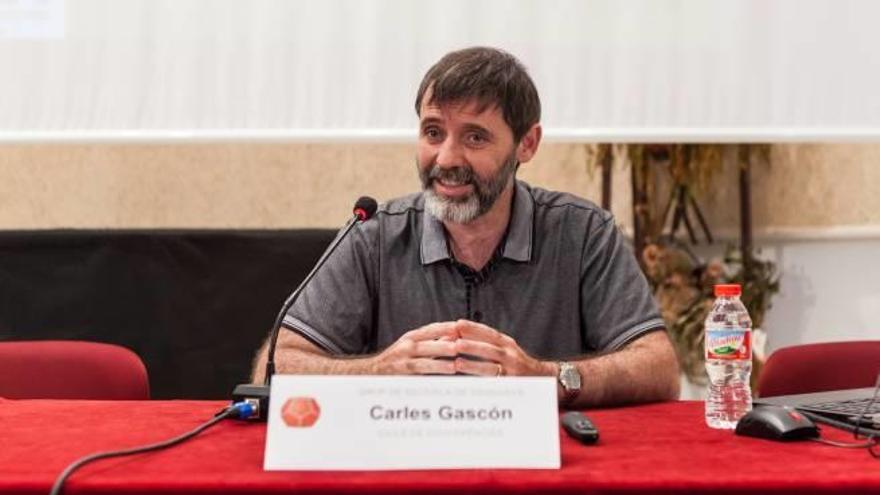 L&#039;historiador expert en catarisme Carles Gascón durant la xerrada