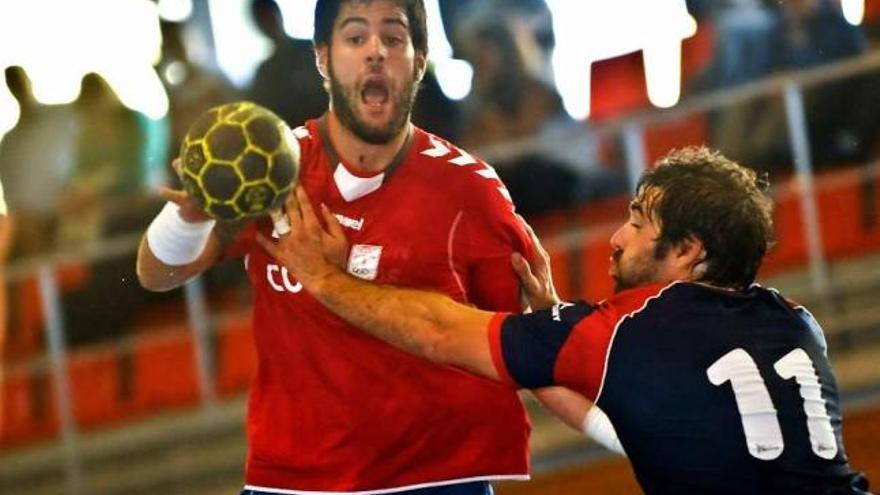 Xosé Canedo protege el balón de la defensa de un jugador del Grupo Covadonga. / 13fotos