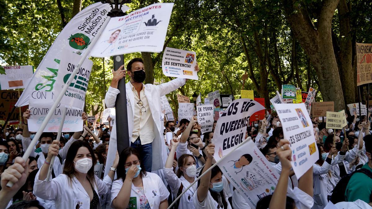 Concentración de médicos frente al Ministerio de Sanidad. FOTO: JOSÉ LUIS ROCA