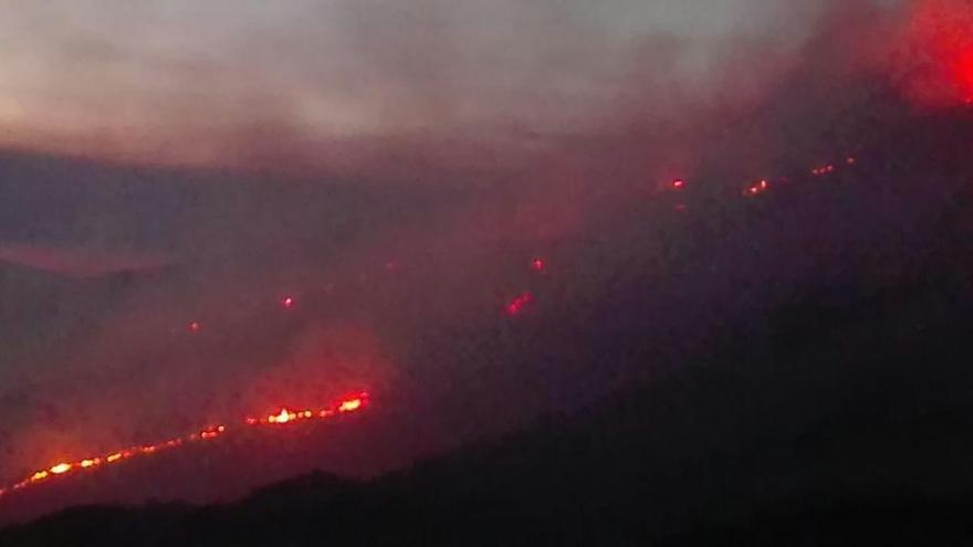 El fuego en San Martín de Travejo continúa activo, pero evoluciona de manera positiva