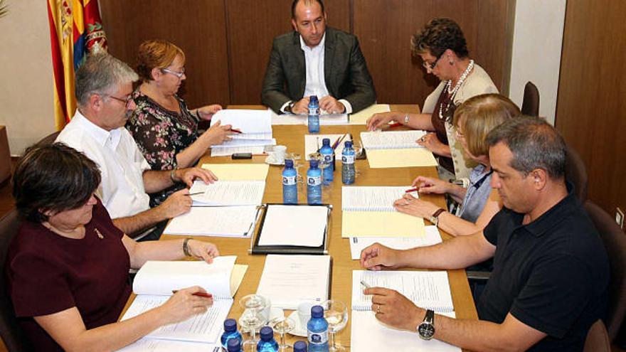 La reunión del Consejo de Dirección del Museo de La Festa, ayer con representantes del Ayuntamiento, el Patronato, CAM y la UMH.