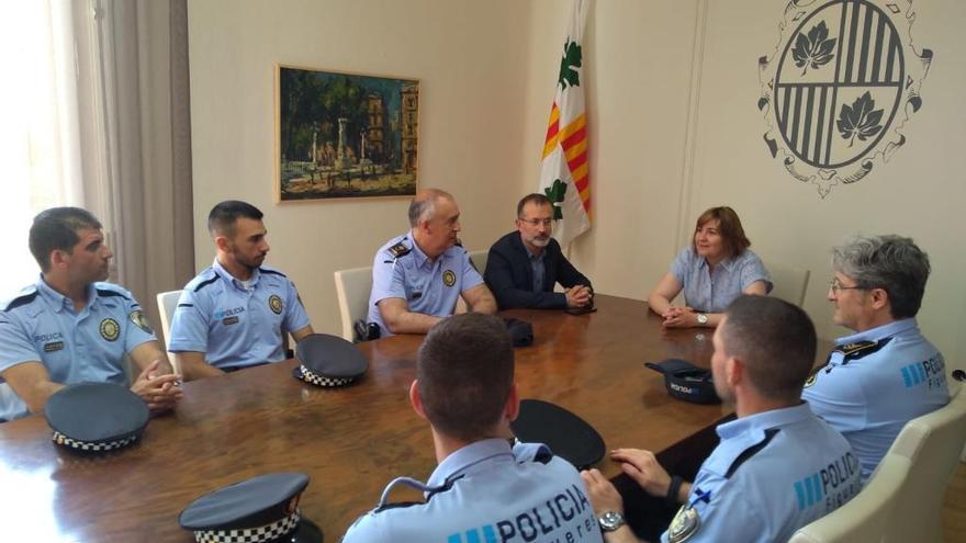 Agnès Lladó i Pere Casellas amb els quatre nous agents