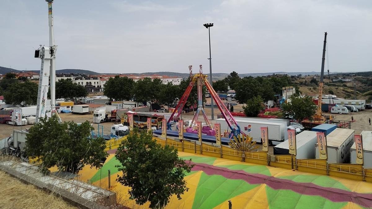 La feria de Plasencia tendrá de nuevo una noria, de 45 metros, y montaña rusa.