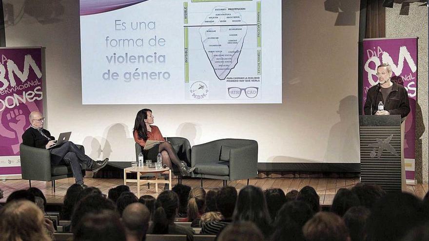 Usuarios de prostitución intercambian opiniones en un foro de internet