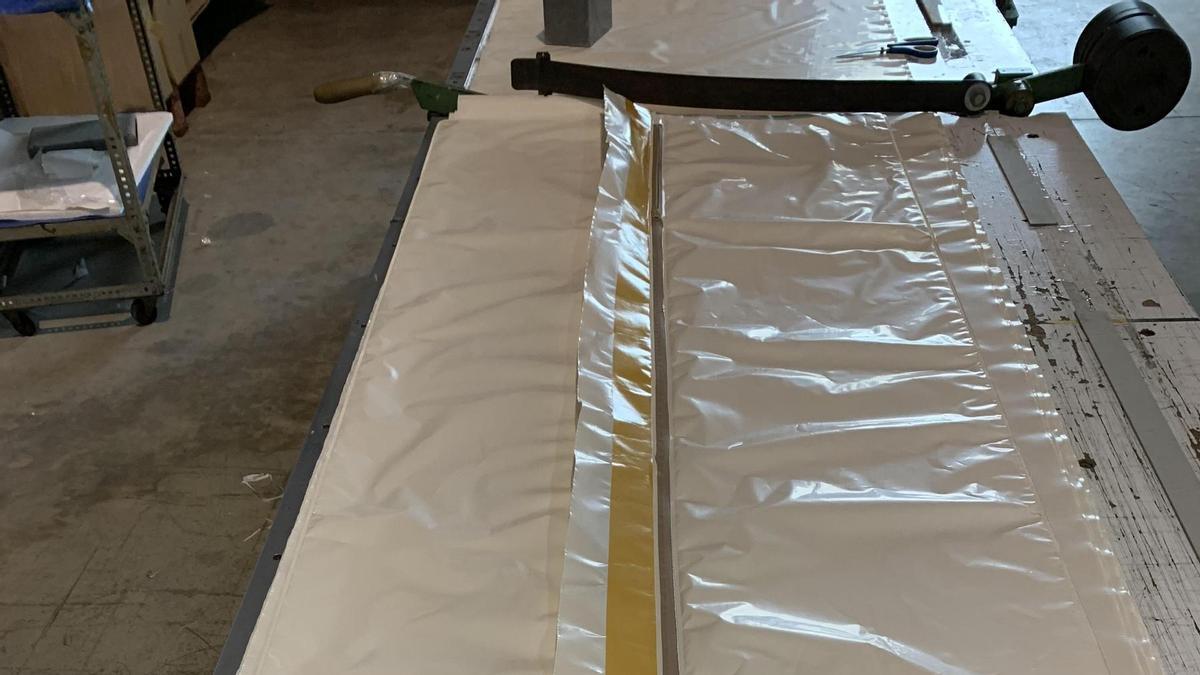 The coffin shrouds will also be adapted in 2021 to the European standard for single-use plastics The coffin shrouds will also be adapted in 2021 to the European standard for single-use plastics