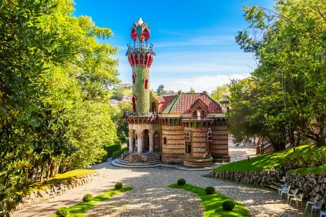 La construcción más colorida de Gaudí mira al Cantábrico