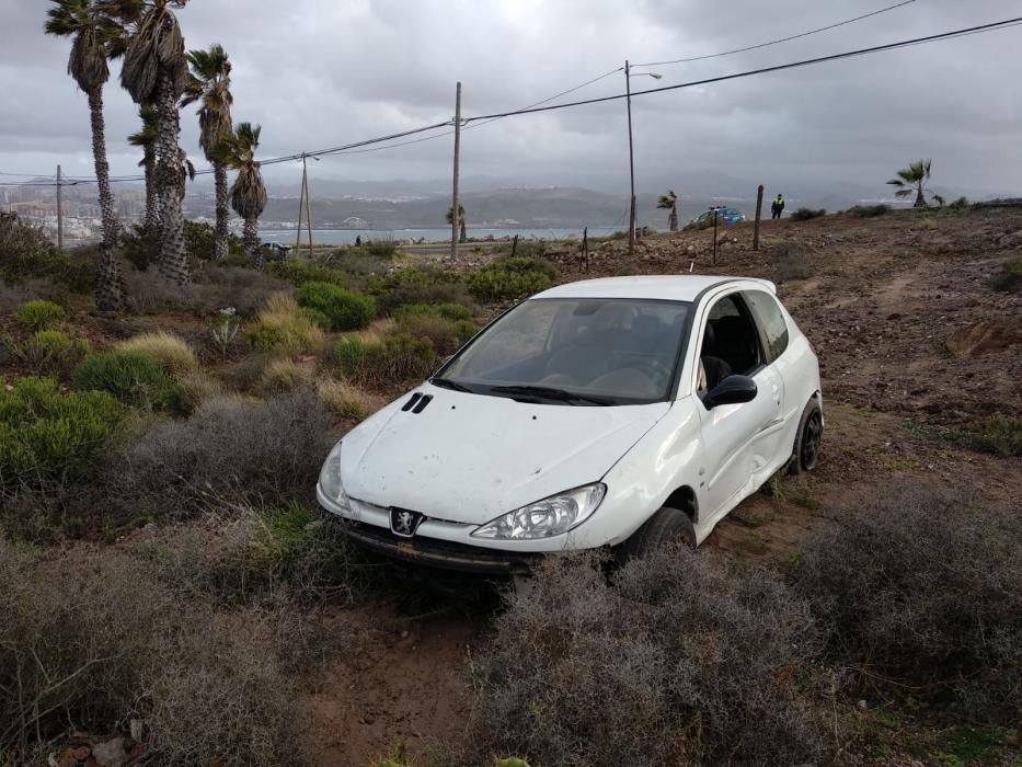 Un conductor se sale de la carretera en Las Coloradas