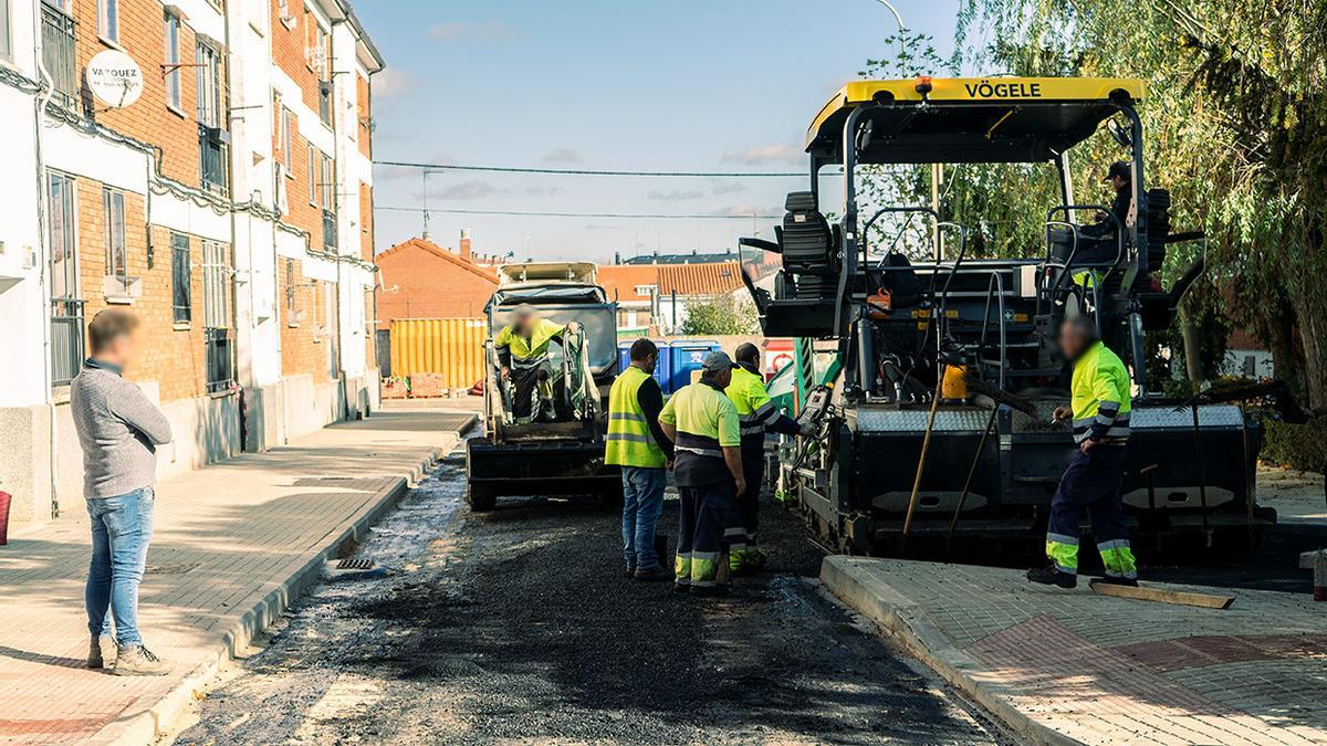 Actuaciones ya iniciadas en una de las calles del barrio de San Isidro en Benavente. / E .P.