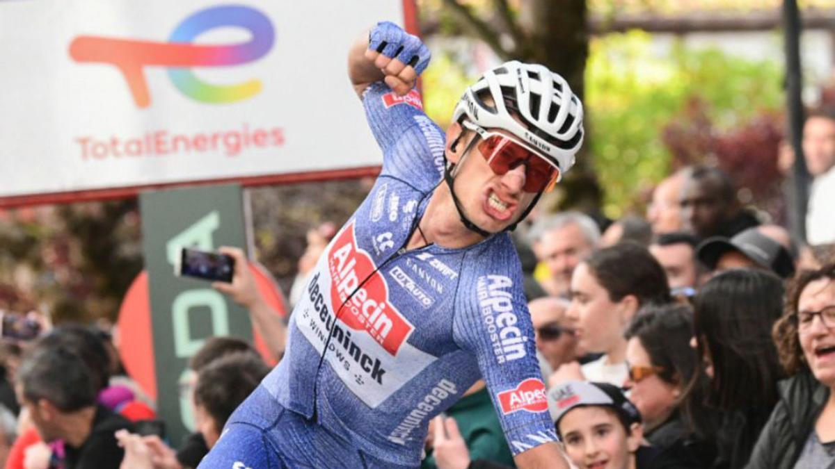 Quinten Hermans celebra la victòria d’etapa, ahir a Altsasu. | TWITTER