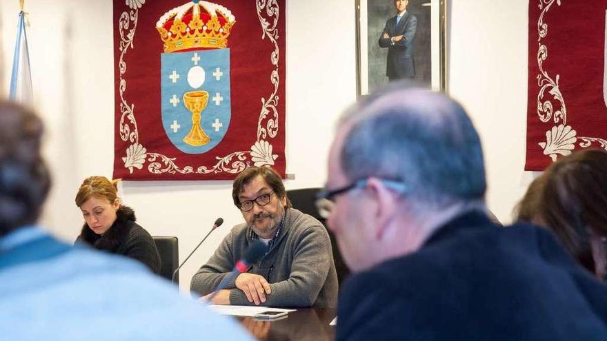 El alcalde, en un pleno, mira hacia el portavoz del PSOE en una intervención.