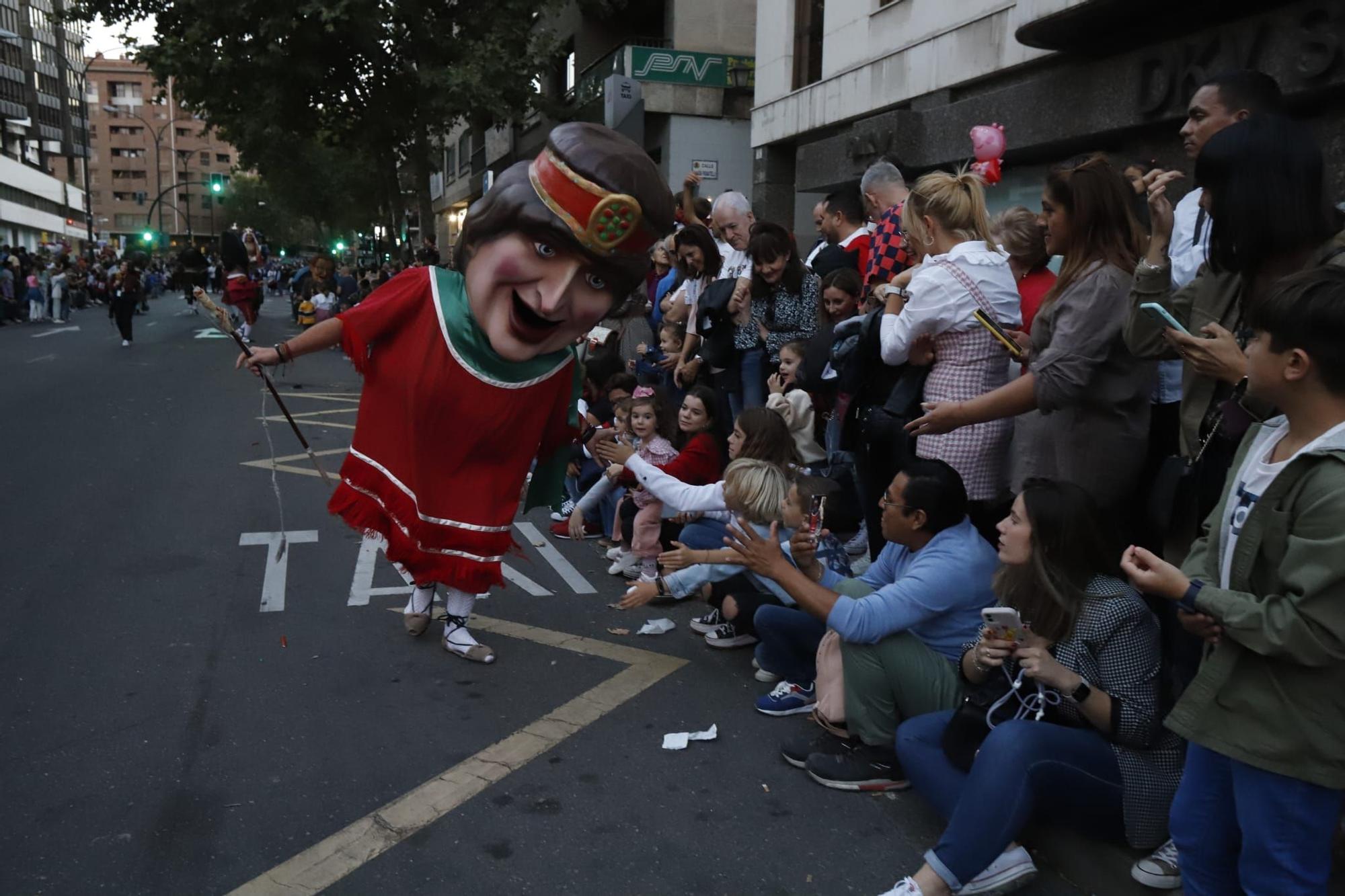 Un colorido y multitudinario pasacalles llena de alegría las calles de Zaragoza