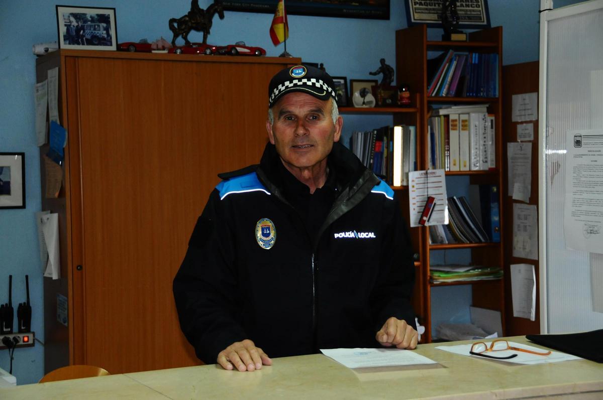 Luis Gómez, en la sede de la Policía Local cuando todavía estaba en activo.