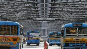Autobuses circulando en la India.