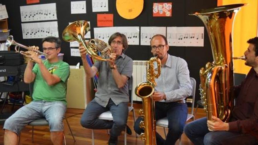 Jesús Subirats, Josep Altarriba, David Font i Lluís Vall tocant instruments