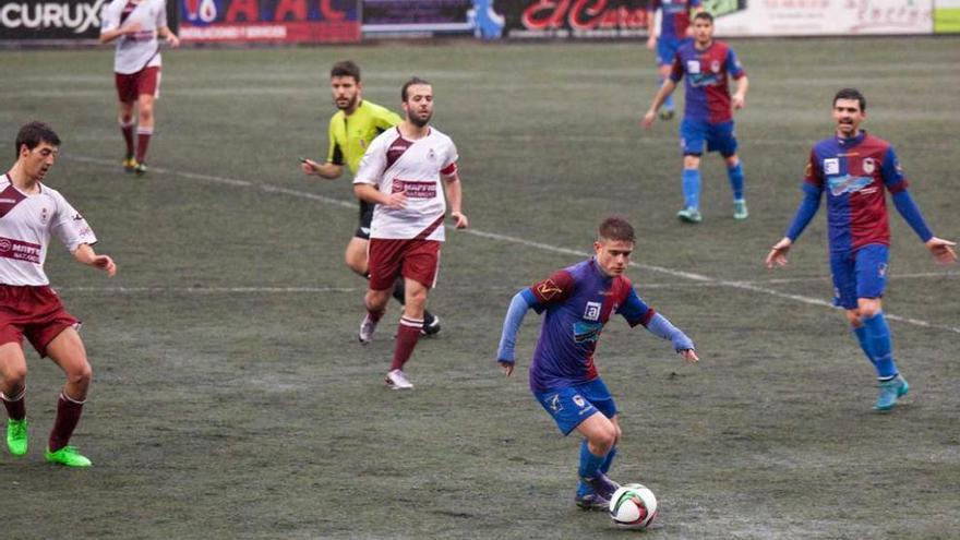 Cayarga conduce el balón en el choque frente al Industrial.