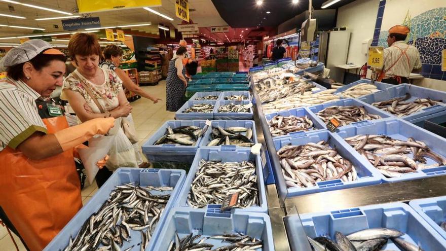 Empleada de Mercadona en un supermercado.