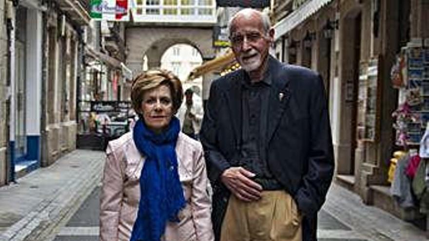 Cristina Naveira y José Luis Masián, ayer en la calle de la Franja.