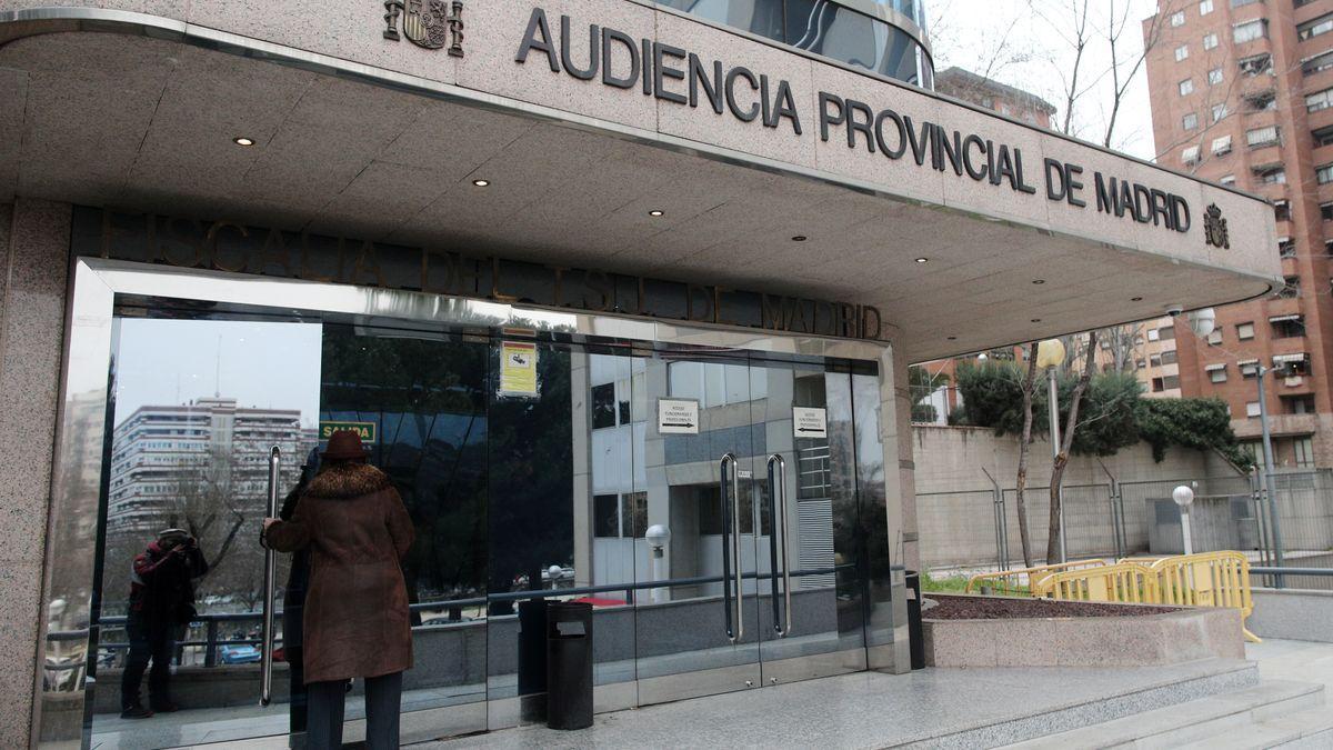 Una mujer entra en el edificio de la Audiencia Provincial de Madrid.