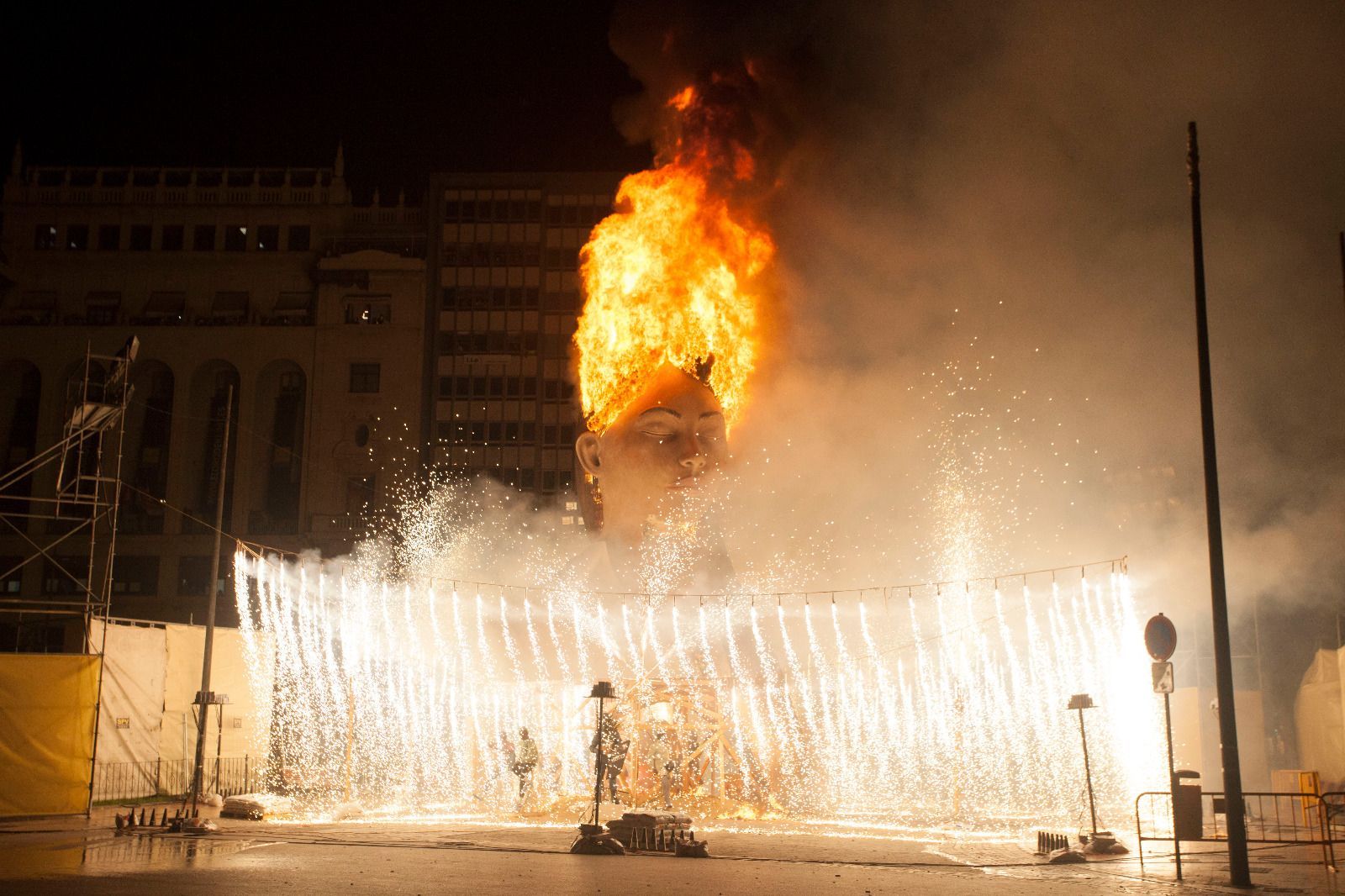 Así ardieron los monumentos más icónicos de las fallas del COVID