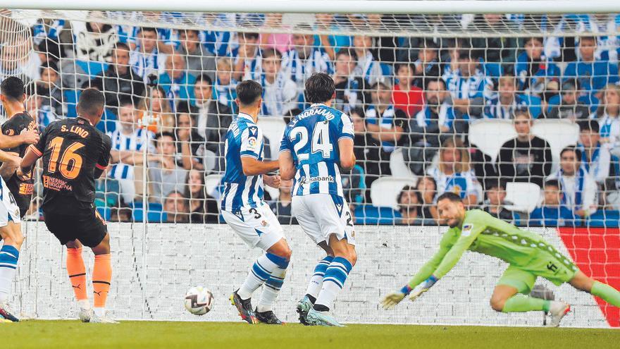 Lino recoge el testigo del gol a la espera de Cavani