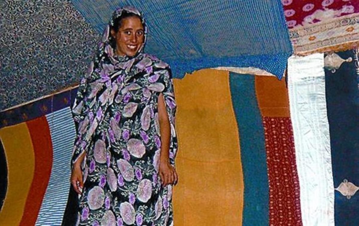 Silvia García, al campament de Gdeim Izik, abans del desallotjament. Silvia García, al campament de Gdeim Izik, abans del desallotjament.