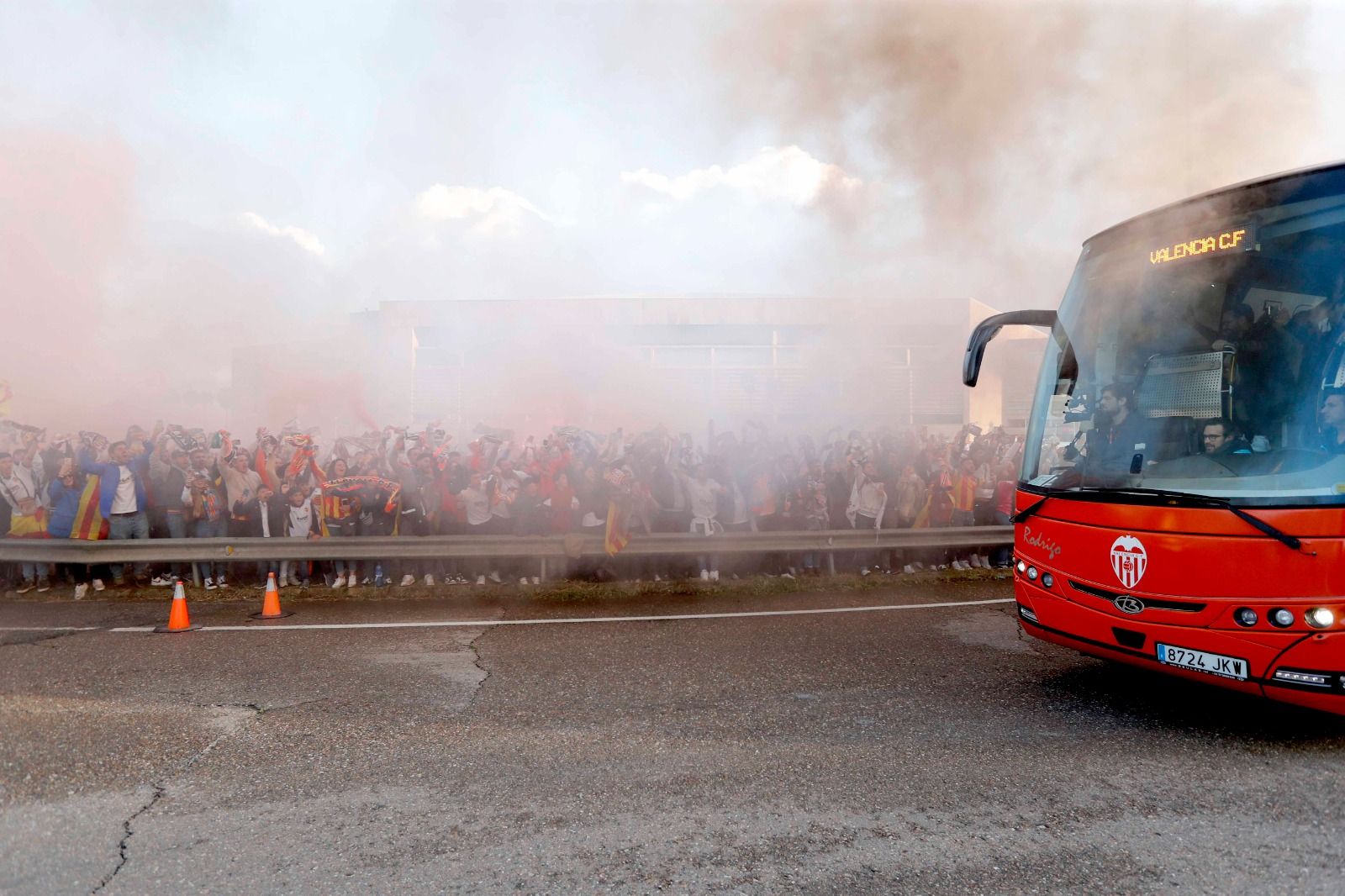 La afición valencianista recibe a su equipo en el estadio de La Cartuja en Sevilla