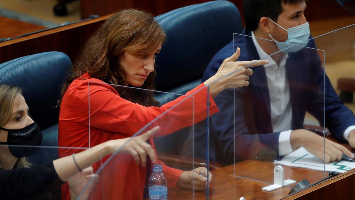 La líder regional de Más Madrid simula disparar a Lasquetty en el pleno.