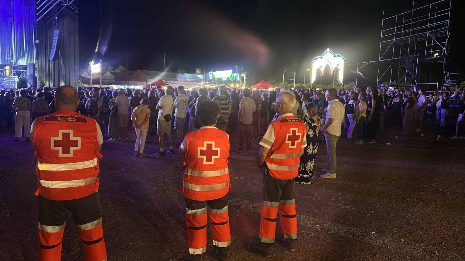 Voluntarios de Cruz Roja, en el recinto ferial de Badajoz, anoche.