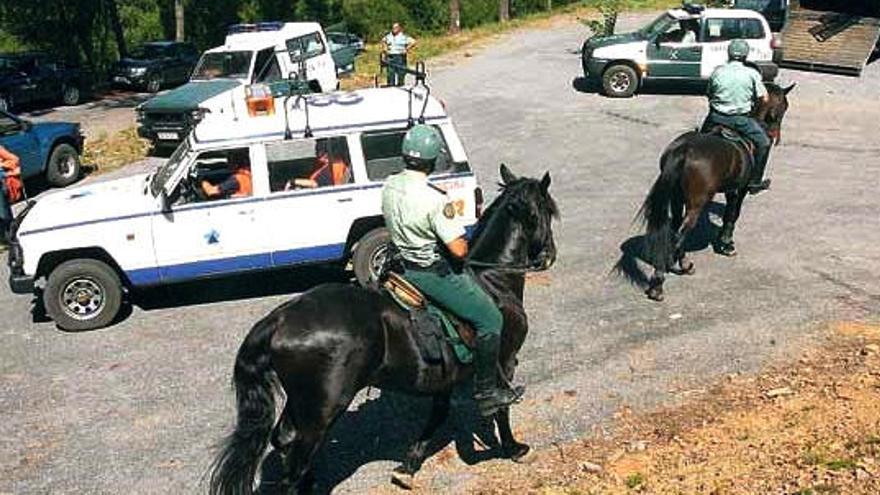 Jinetes llegados de Madrid participaron ayer en Toén con sus caballos en la búsqueda de Laura.